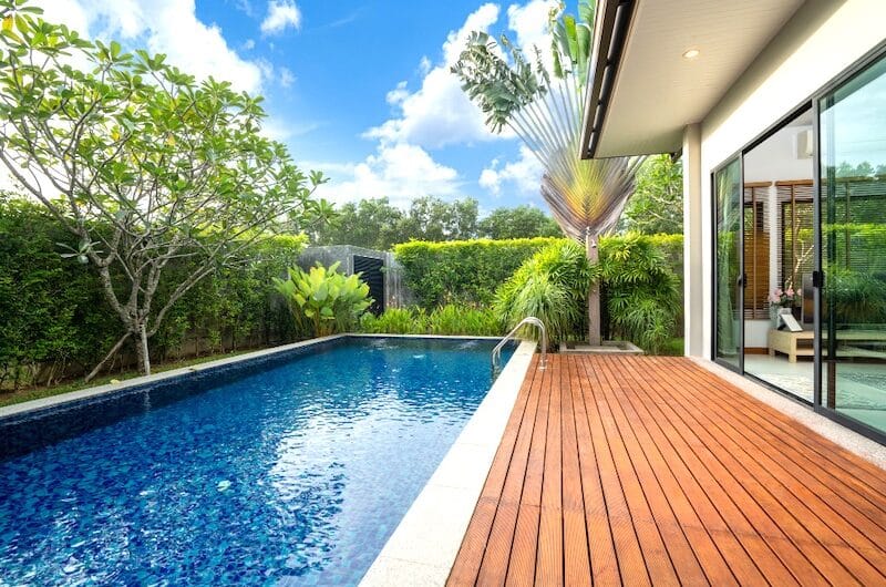 Pose de terrasse en bois autour d’une piscine : Nos conseils !