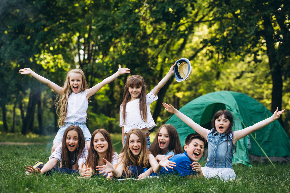 groupe d'enfants au camping