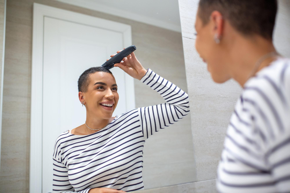 femme qui se rase le crâne