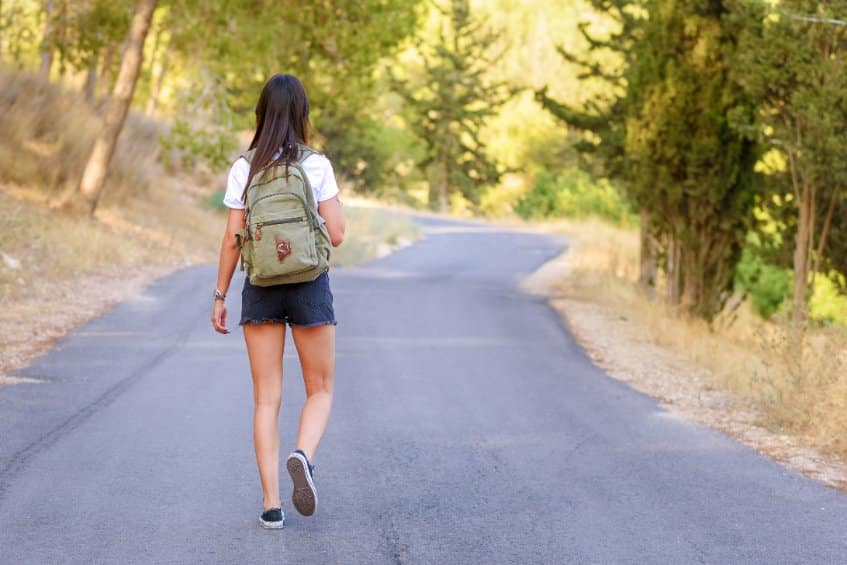 fille qui marche avec un sac à dos