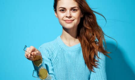 femme avec un pull bleu