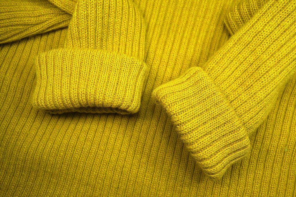 pull jaune