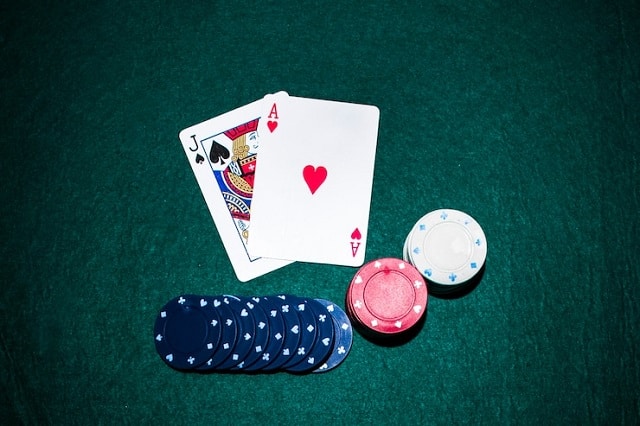 Jack pelle carte cœur ace pile jetons casino table poker vert