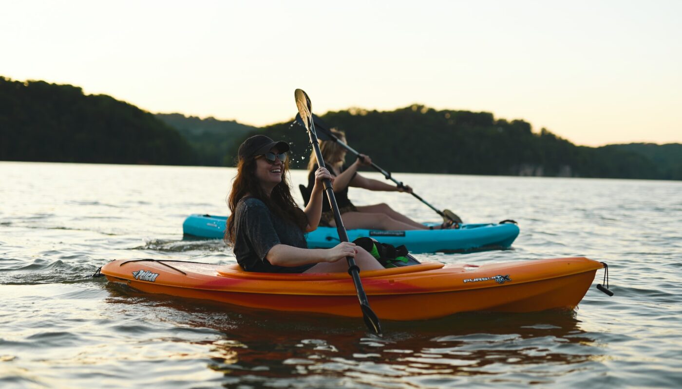 Deux filles faisant du kayak de mer