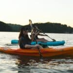 Deux filles faisant du kayak de mer