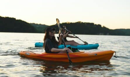 Deux filles faisant du kayak de mer