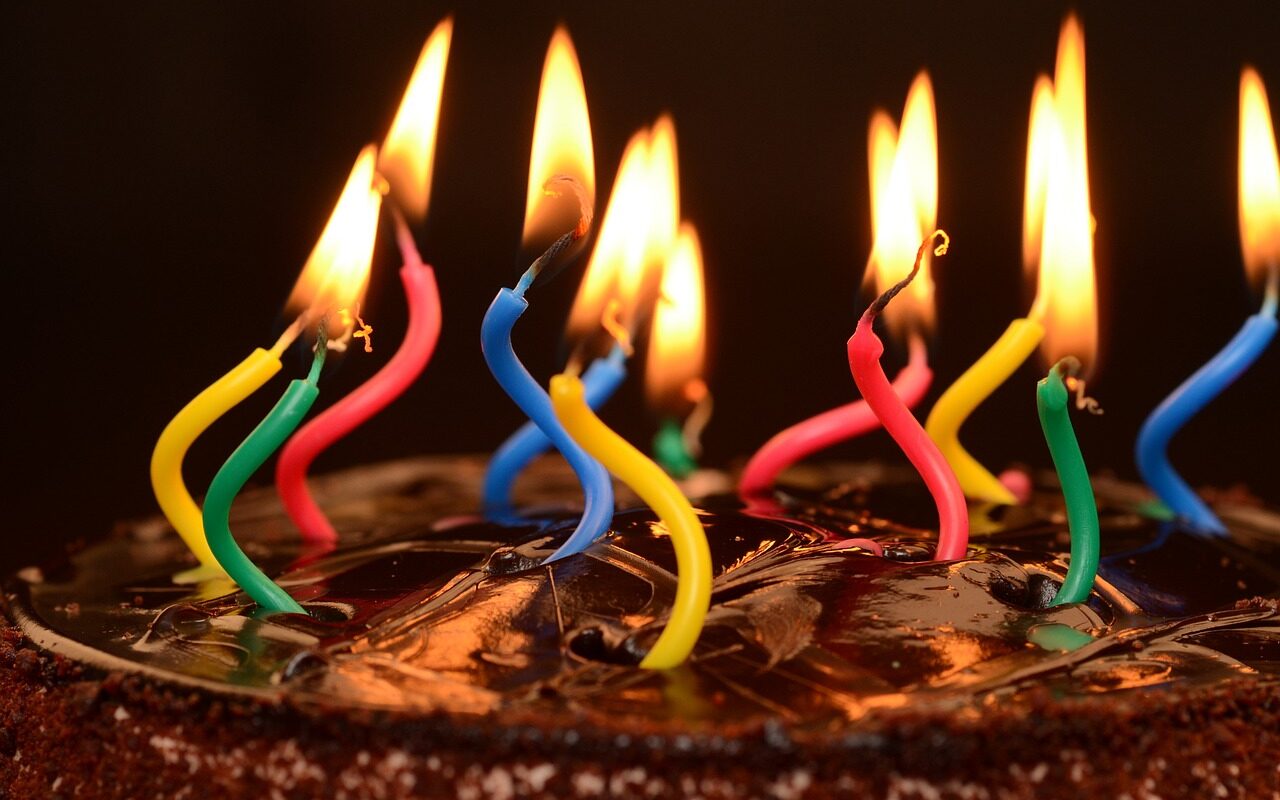 des bougies sur un gateau au chocolat