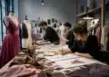 Équipe de professionnels de la mode dans un studio créatif
