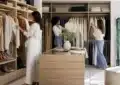 Vitrine de garde-robe capsule femme avec tenues variées élégantes