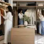 Vitrine de garde-robe capsule femme avec tenues variées élégantes